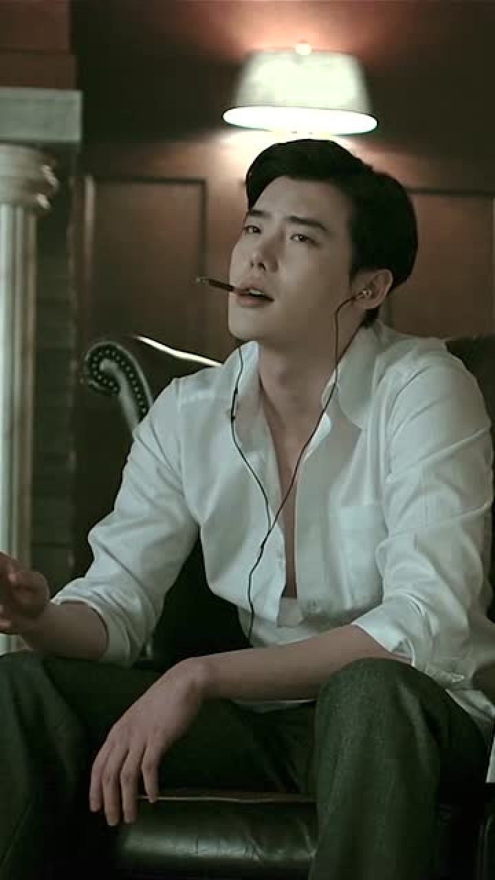 李钟硕演反派你们喜欢吗二硕叼烟的样子好酷啊