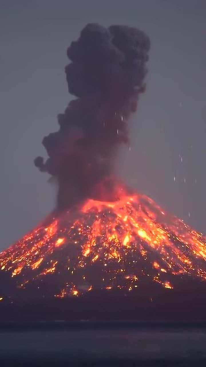 实拍火山爆发瞬间熔浆溅起几十米高比电影特效更加震撼