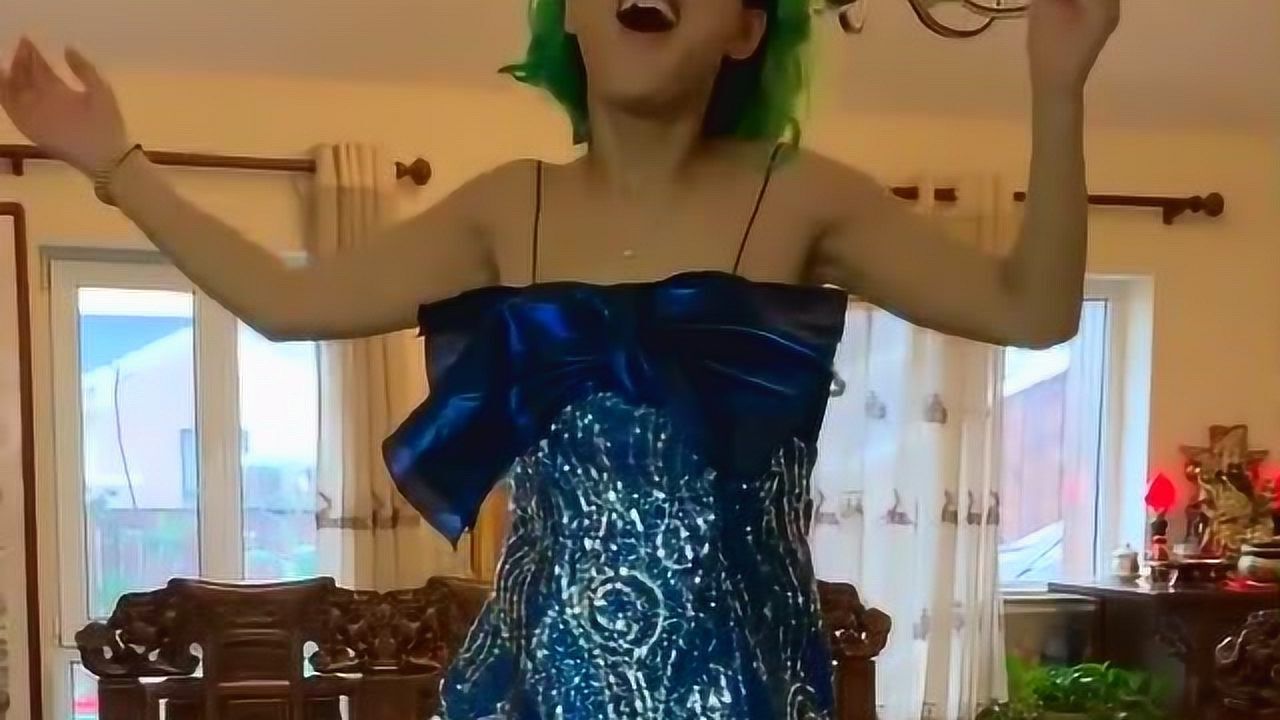 这就是全网超火的艾莎公主什么时候开始公主开始抽烟了