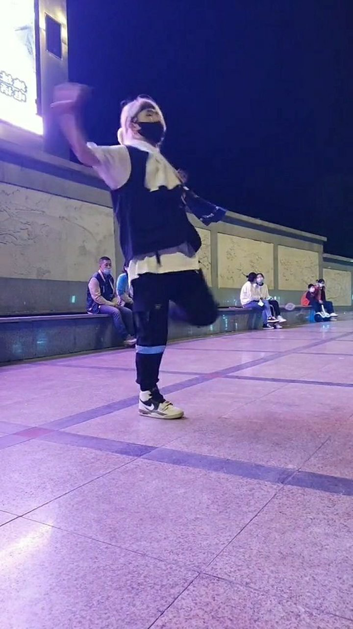 曳步舞要的就是拽拽的感觉,这样看起来更酷!