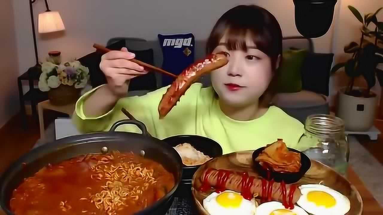 美食韩国美女吃播挑战超辣火鸡面配煎蛋大口塞超满足