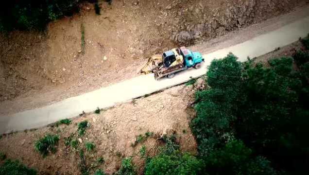 这段山路有点吓人,坡陡弯急临崖险路,唯有广西老司机才能驾驭