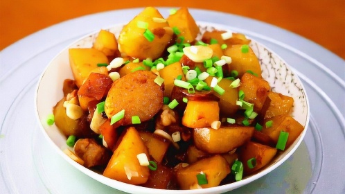 家常菜土豆炖肉 用简单食材做最美味的食物