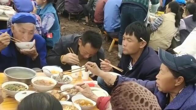 奋斗十年终提六万元豪车,乡亲们都来祝贺,真是太给面子了!