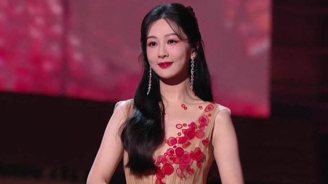 杨紫跨年晚会舞台造型好瘦退场小跑似可爱小企鹅镜头切到成毅一脸呆萌
