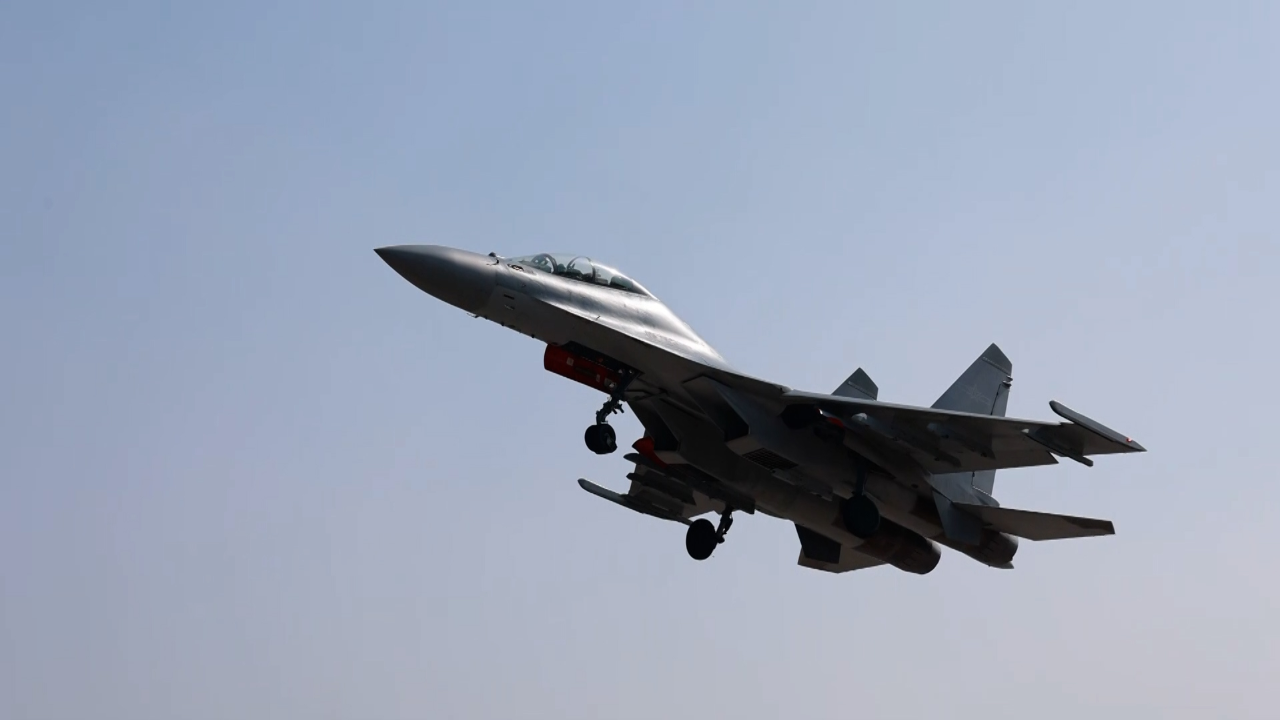 东部战区数架歼-16新年度飞行训练 战机迅速升空现场高燃