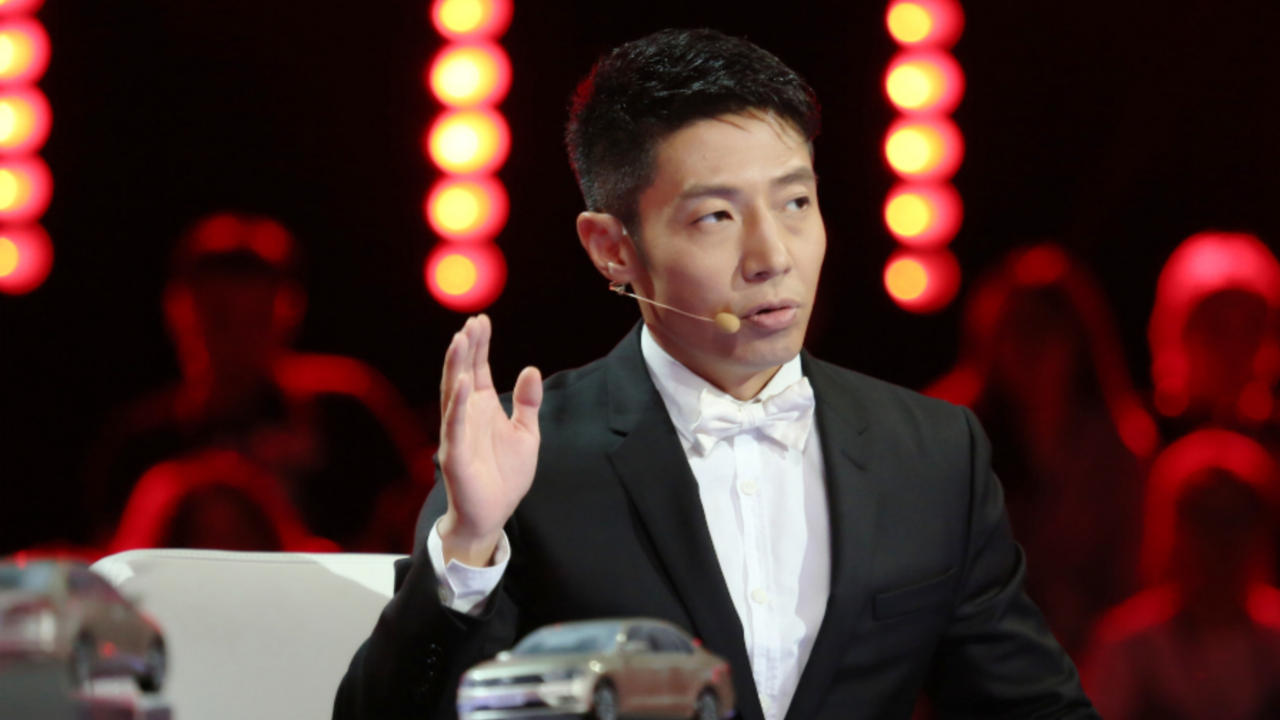 撒贝宁回老家ktv唱歌,嗓音沧桑画风清奇,出现3秒女声