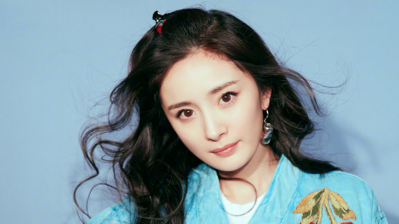 17岁被成龙相中,片酬猛涨100倍,杨幂感情坎坷却成资本家