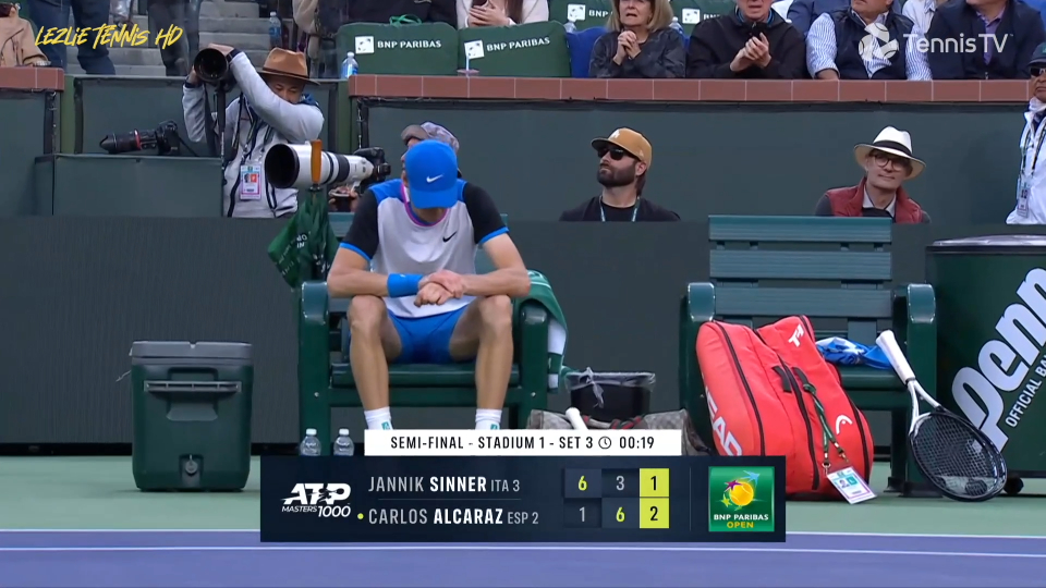 全场转折点?辛纳极限救球中摔倒磕伤手腕,随后失去比赛主动权