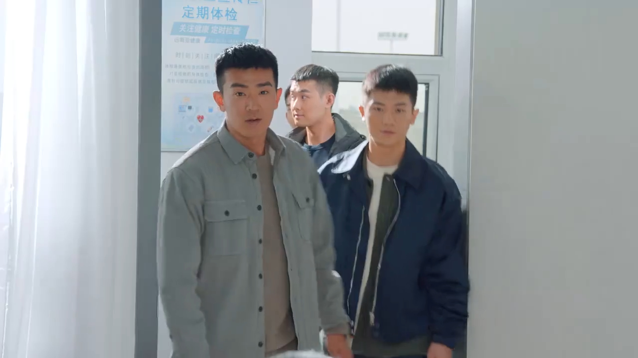 战友来探望路晨,进门第一句太意外,比亲老婆还会吃醋!