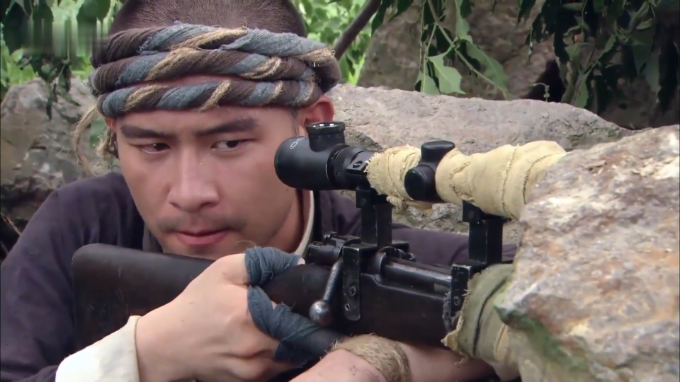神枪:农民一人背三把狙击枪,专打鬼子狙击手,首长:捡到宝了!