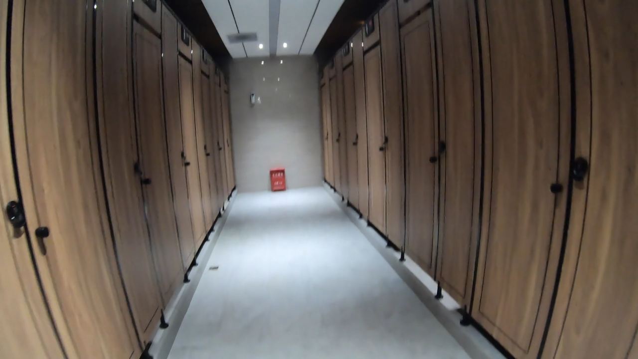 女子商场如厕发现缝隙有一部手机,摄像头正对自己,呵斥后男子逃走