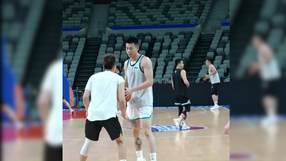 郭艾伦防守张镇麟,赛季报销不影响心情!新疆主场全力拼g3