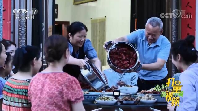 小龙虾制作的油焖虾、清蒸虾,组成了丰盛的丰收大餐