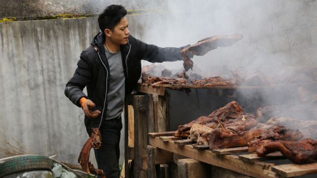 陕南小伙室外用柏树枝熏腊肉,守一天不离身,感觉这肉都烤熟了