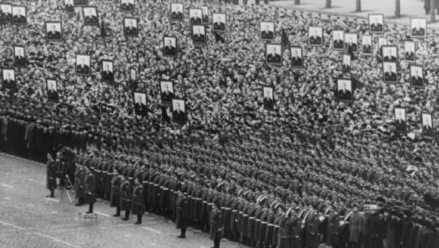 1982年，勃列日涅夫逝世，苏联红场上聚集10万群众参加葬礼