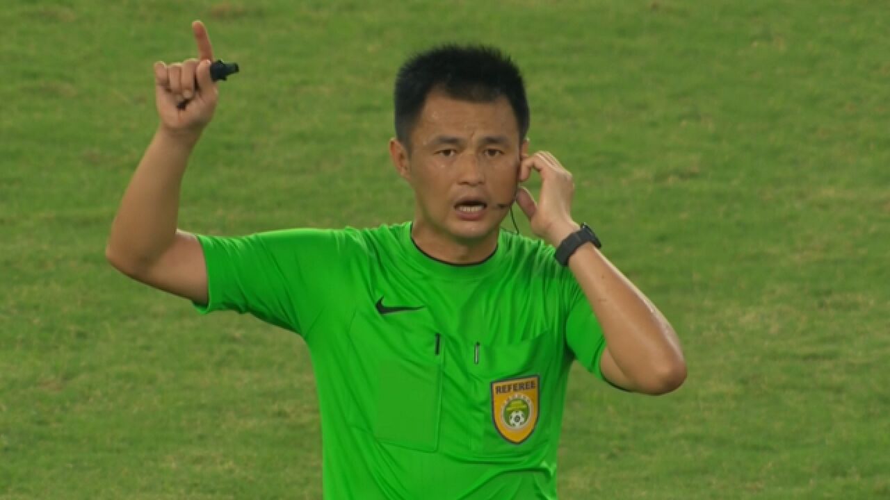 泰山队又被针对了?李海新露出马脚,与var沟通意图取消进球