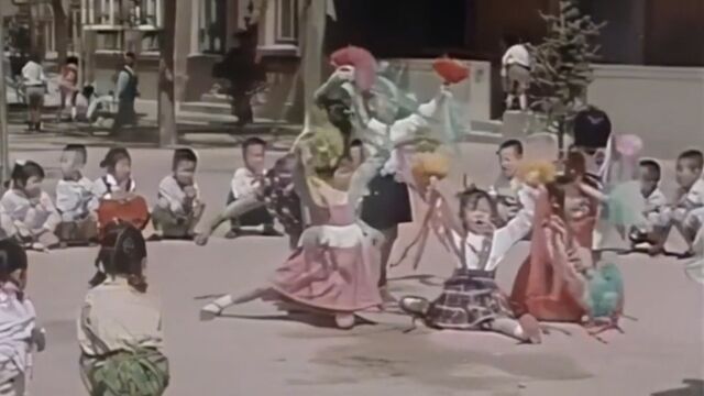 1972年北京厂办幼儿园歌舞表演的影像,元气满满,洋溢着朝气