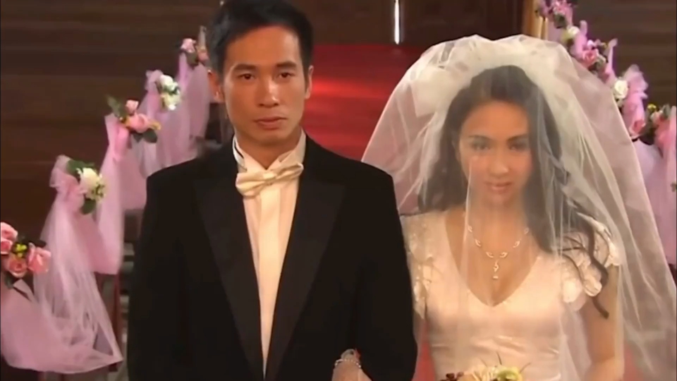 "跛豪阔太"黎姿:为救弟下嫁跛豪办上亿婚礼,如今身价超百亿!