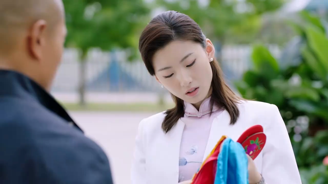 乡村:叶冰不和振兴计较,发现他带的绣样不错,打算谈谈