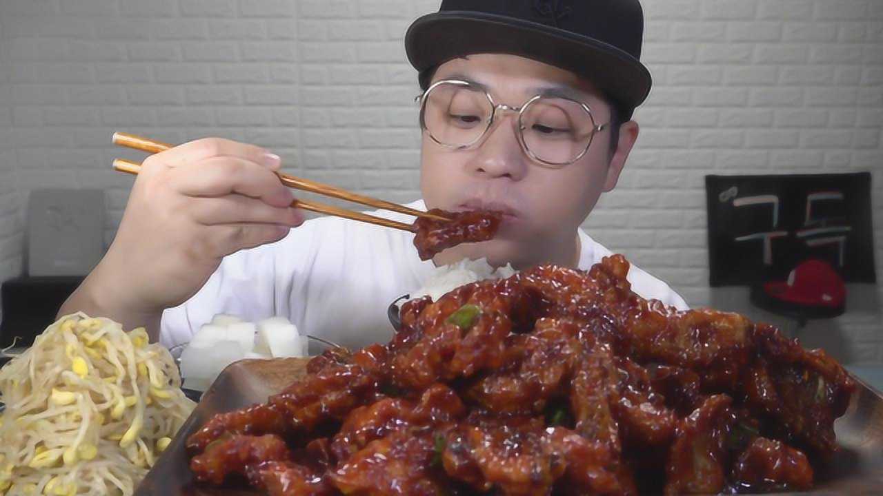 韩国吃货小哥吃香辣炸鸡豆芽米饭大口吃的特别香