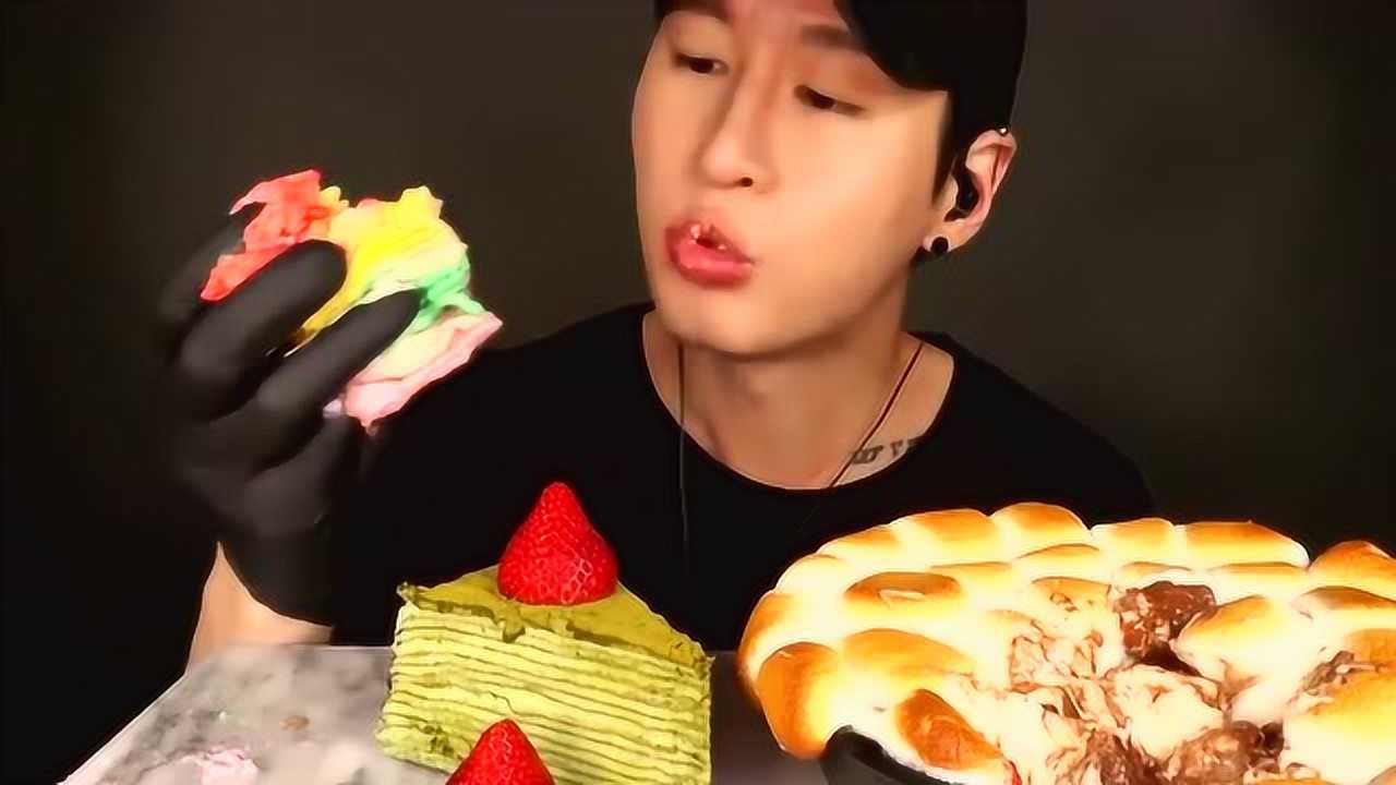 吃播:帅气大胃王小哥吃甜品,搭配草莓吃很过瘾