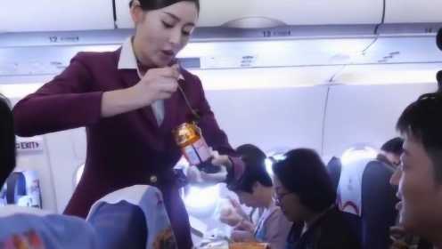 中国机长：张天爱穿空姐工服，大秀身材，弯腰给乘客盛老干妈
