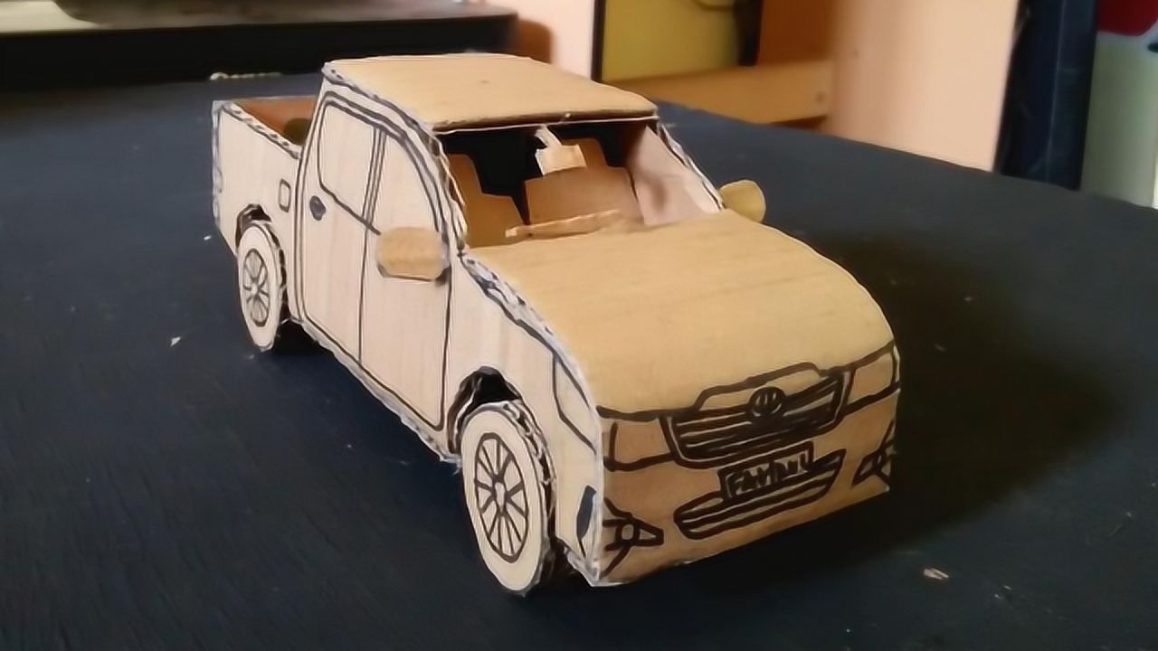 小伙用旧纸箱,制作了一辆丰田皮卡车!看上去真的很像!