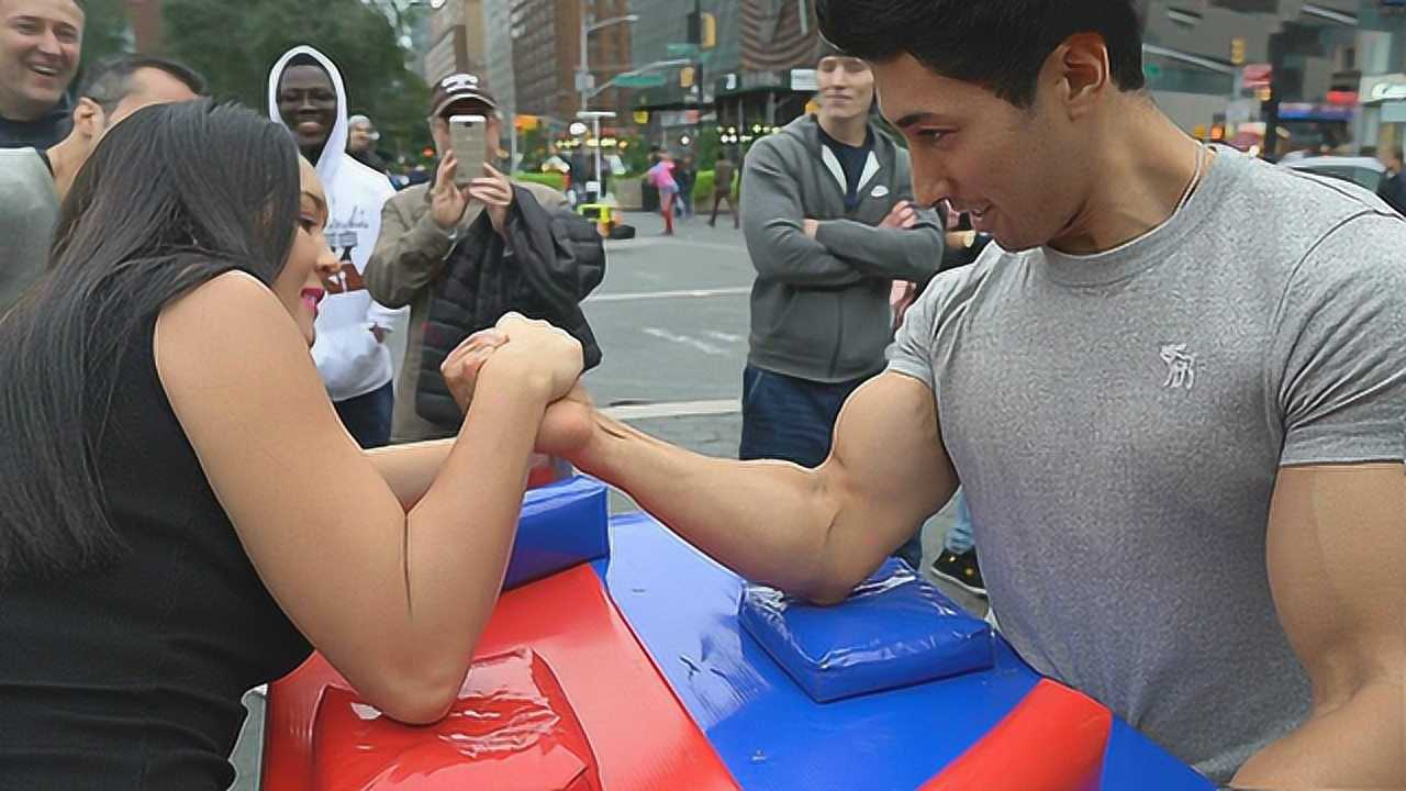 女子掰手腕从未输过肌肉男背水一战结果惨遭秒杀