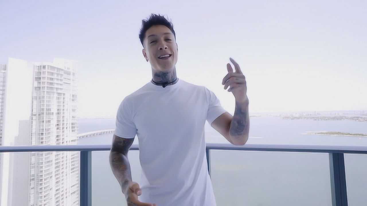 健身大神克里斯示范动作,在家也能锻炼