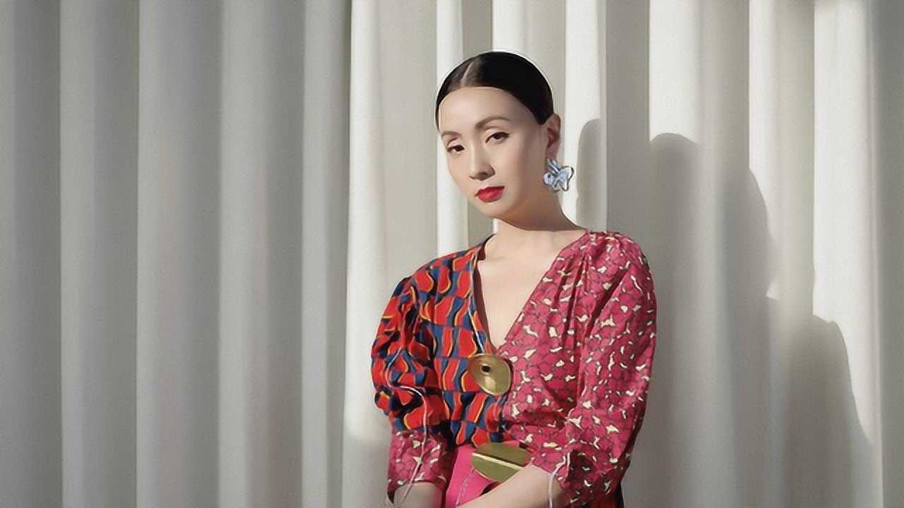 陶虹宁静亮相上海某品牌活动,"姜女郎"同台回忆满满