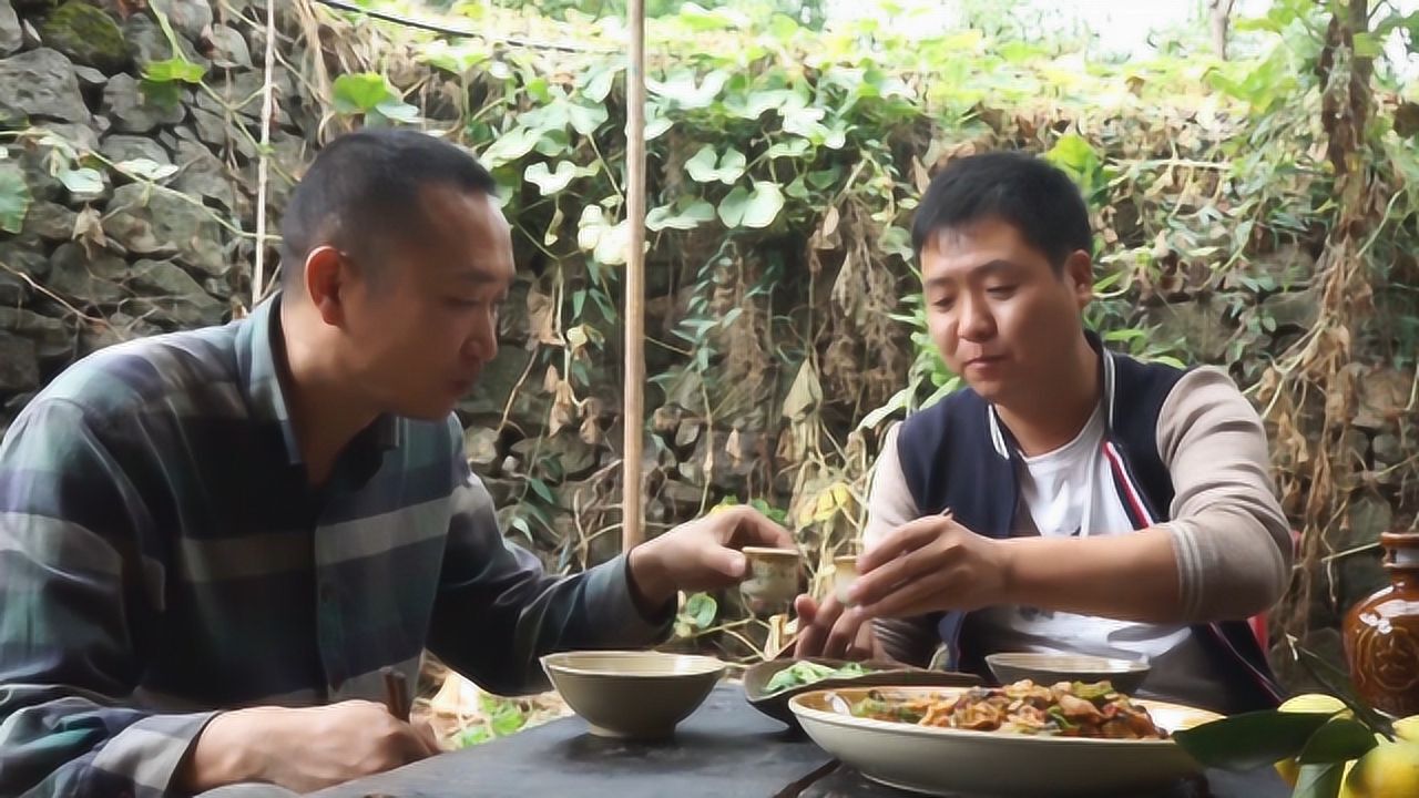 大哥要吃肉,二哥给他整了满满一盘,用土盐菜炒,大哥直呼:好吃
