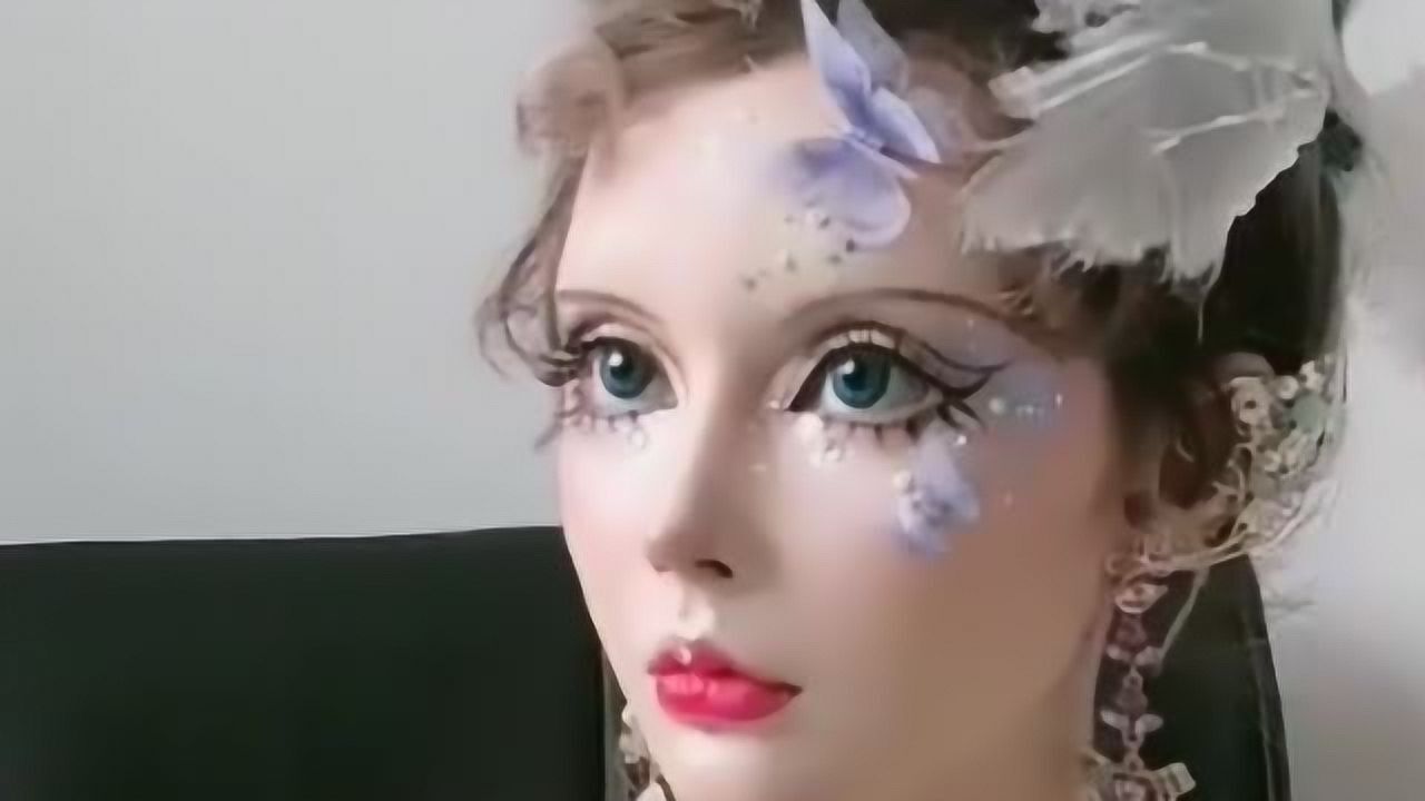 好漂亮的芭比娃娃,这五官真是太精致了,就像洋娃娃一样!