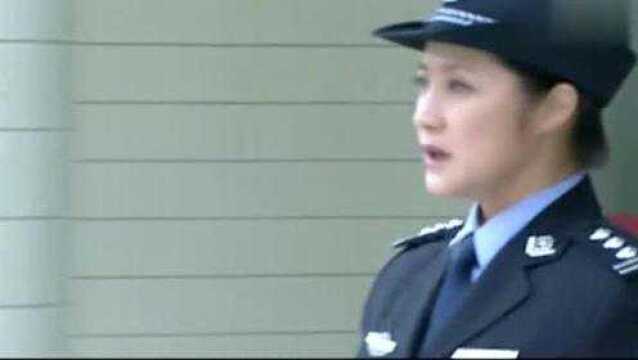 女犯被押送前对人世眷恋不舍,遭女警拦路,为她带来一个大好消息