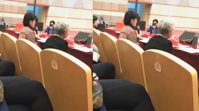 51岁周涛担任大学生主持人大赛评委,气质无敌,被赞优雅知性大方