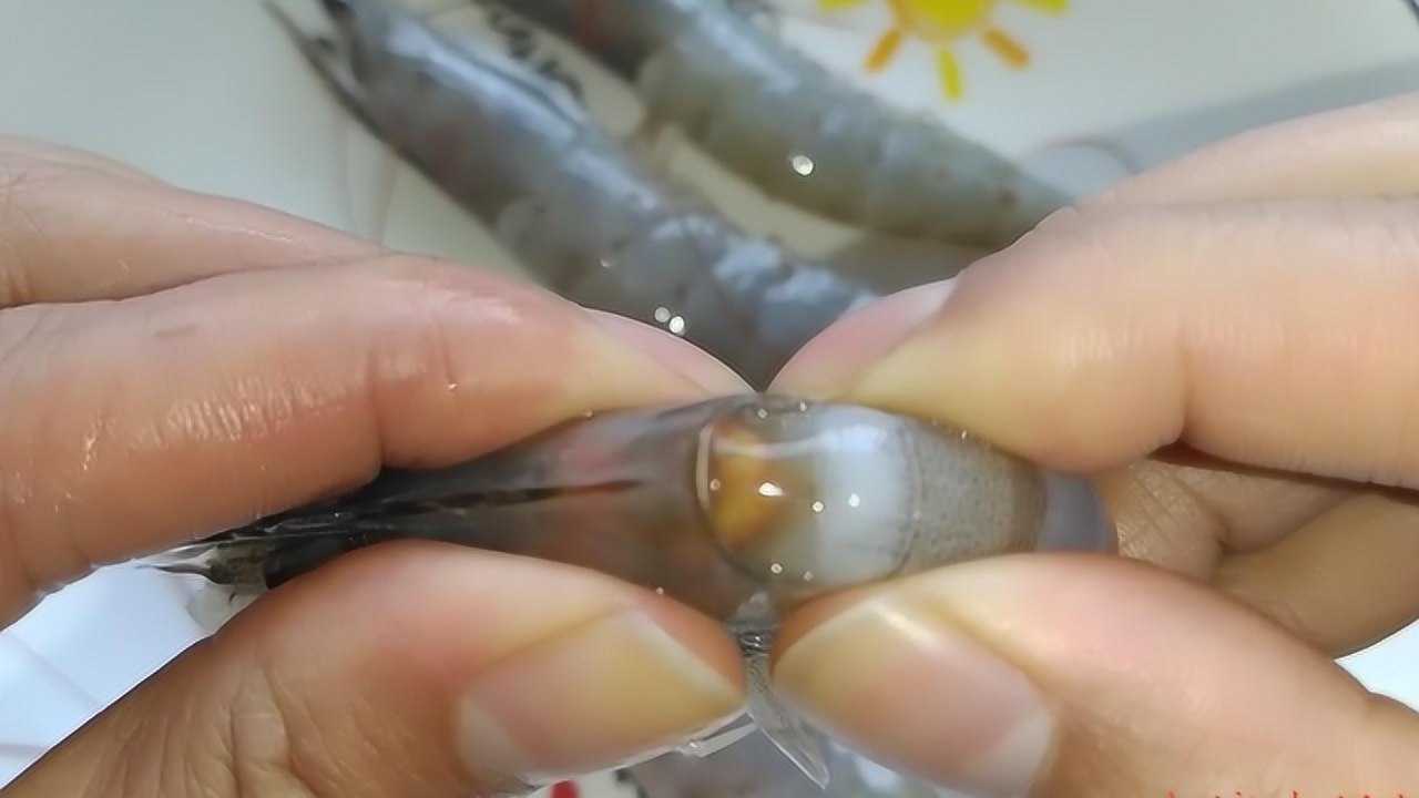 教你快速去除虾线,不用任何工具,分分钟剥满一大盆,还特别干净