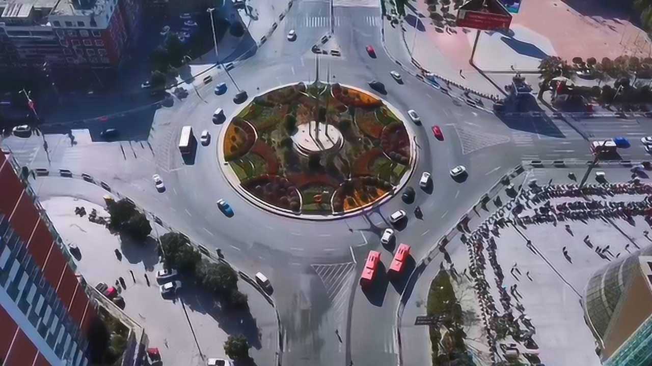 航拍河南项城市标街头车水马龙周围街道干净整洁