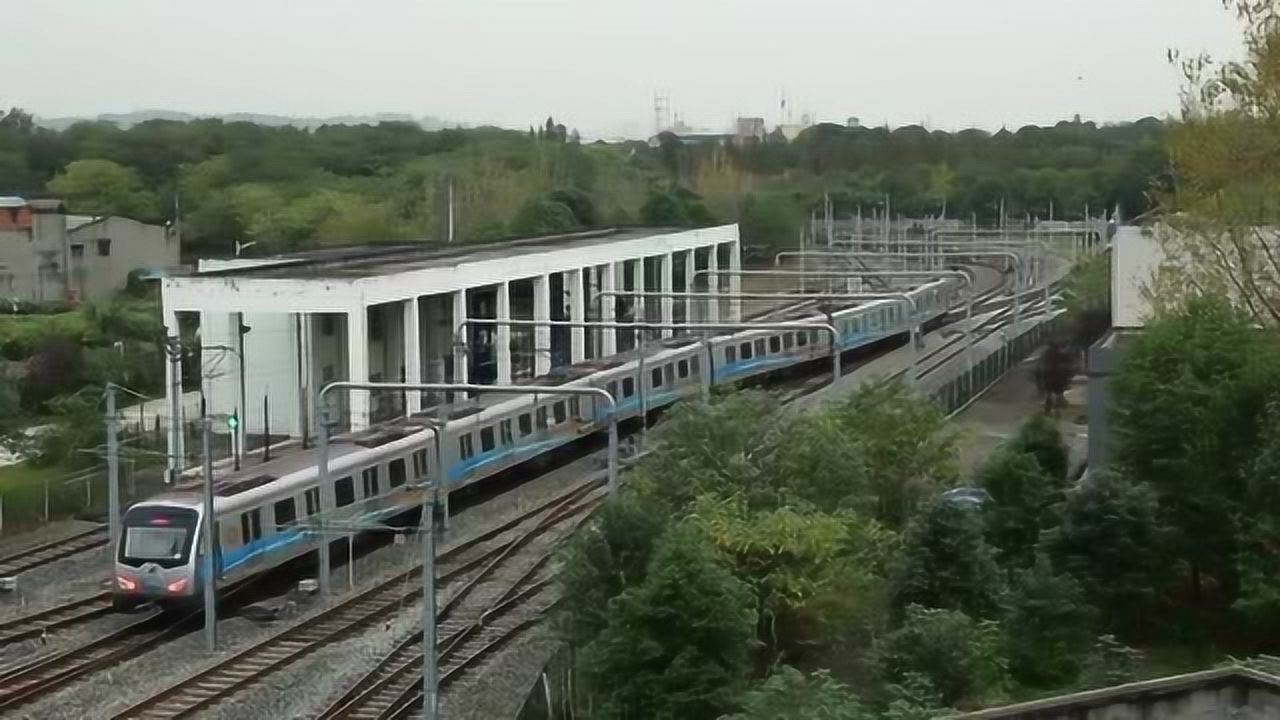 上帝视角成都地铁1号线列车驶离红花堰车辆段