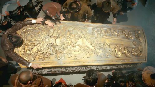 沉睡已久的金棺，千年后被人类发现，里面躺着的不是人类
