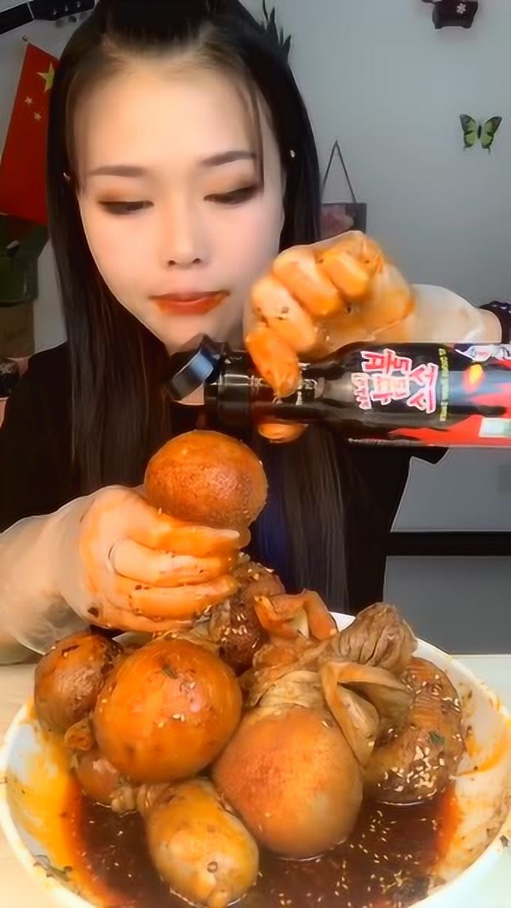 美女生啃羊脑,吃货的力量果然是无穷的,什么都能吃起来