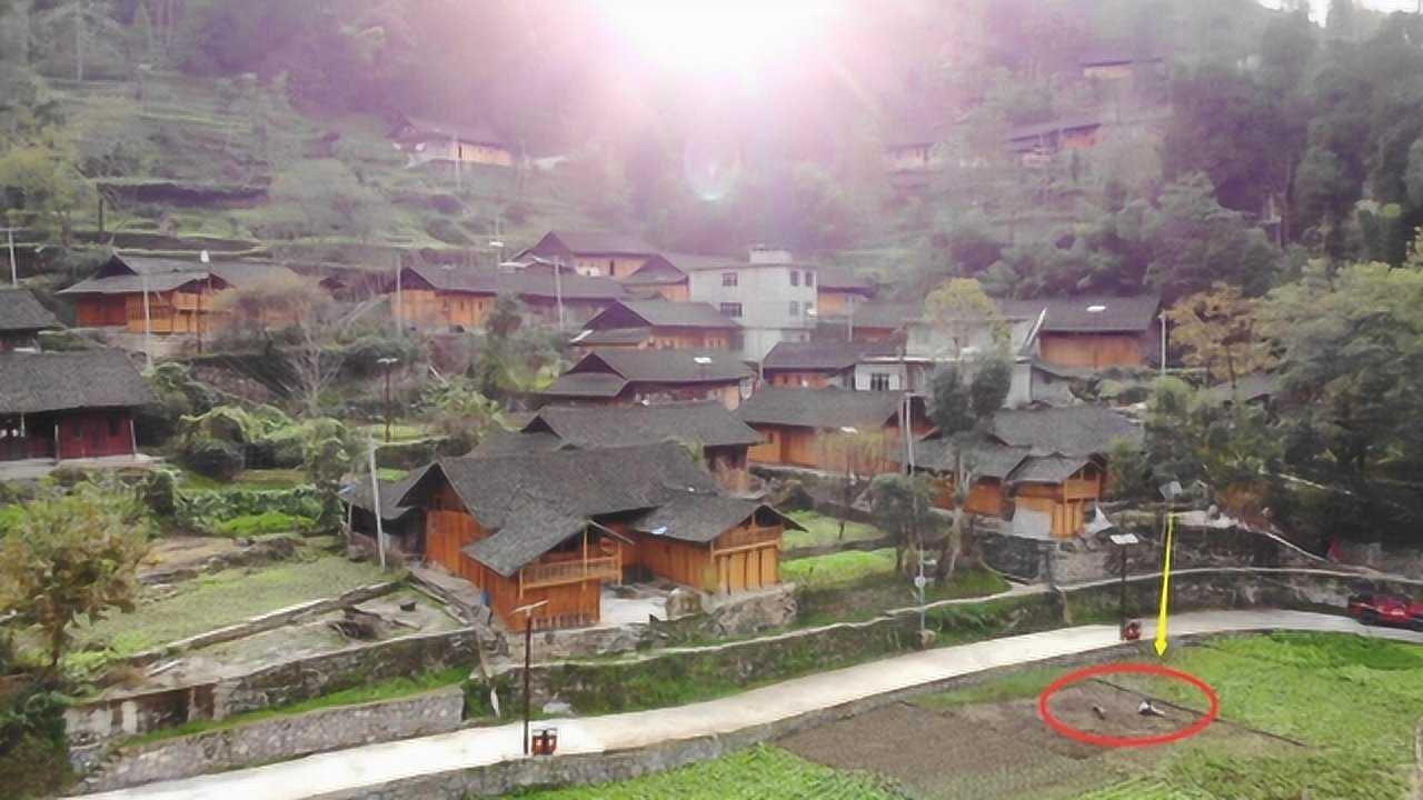 航拍貴州深山裡的土家村寨無人機飛近一看一片世外桃源的景象