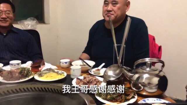 山东嘉祥吃地锅羊肉,一次上6斤白酒5人大口吃肉大口喝酒,过瘾