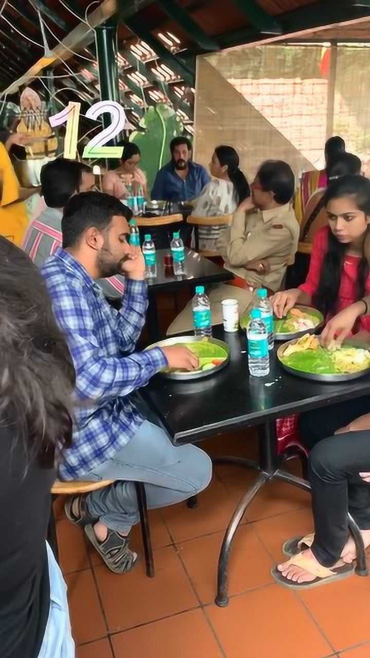 到底是为什么?怎么印度人喜欢用手吃饭呢?