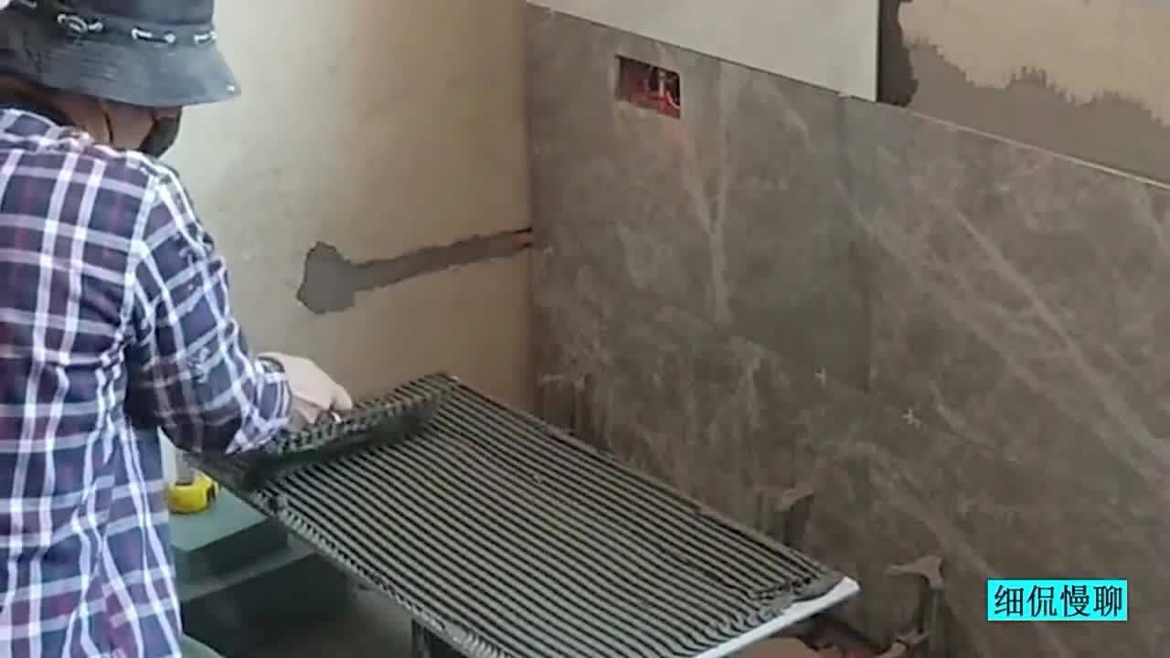 瓷砖薄贴法上墙,底灰就得反复的处理以便接触紧密!_腾讯视频