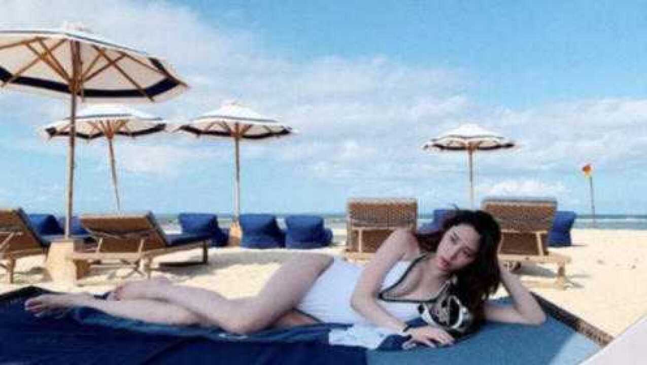 欧阳娜娜姐姐太迷人！大胆穿性感泳装亮点全在胸前，网友：没想到这么多肉！_高清