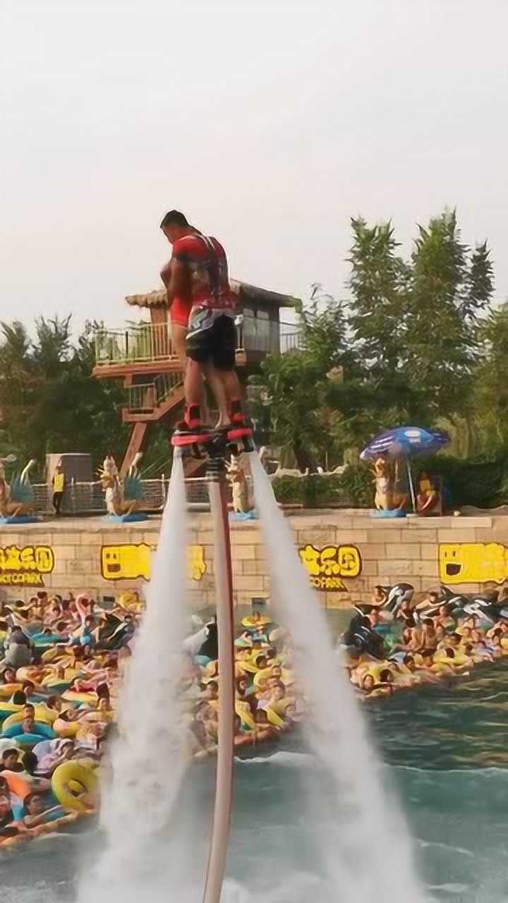 水上乐园美女玩水突然掉落惊悚瞬间