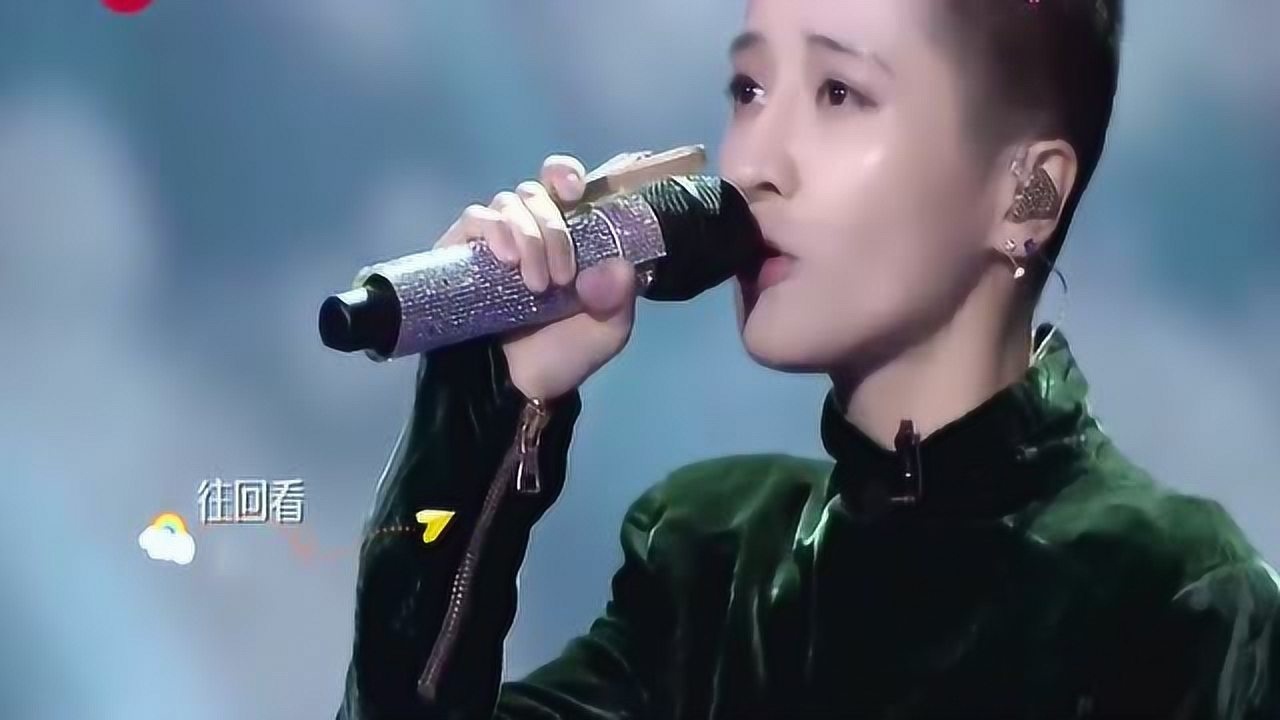 光头美女蒋一侨演唱《那女孩对我说》,周华健一开口她就成背景!