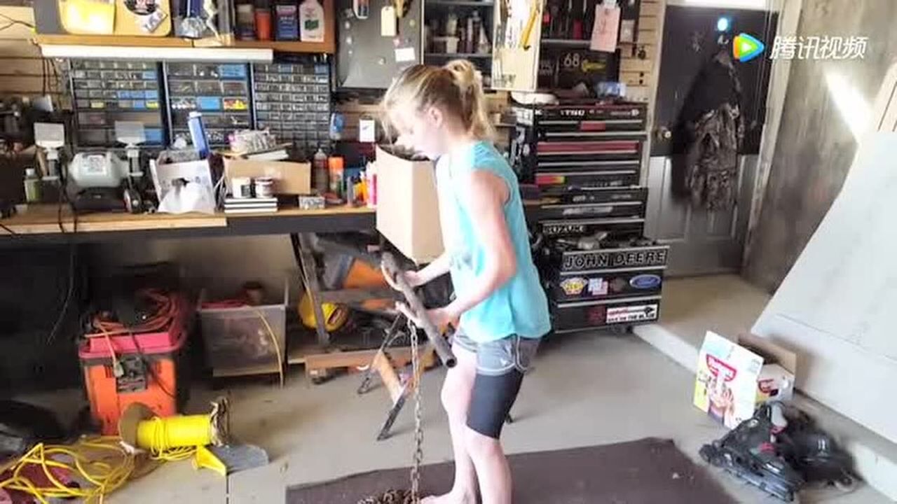 12岁萝莉被健身教练父亲训练成肌肉女汉子！一拳下去扛不住啊！_高清