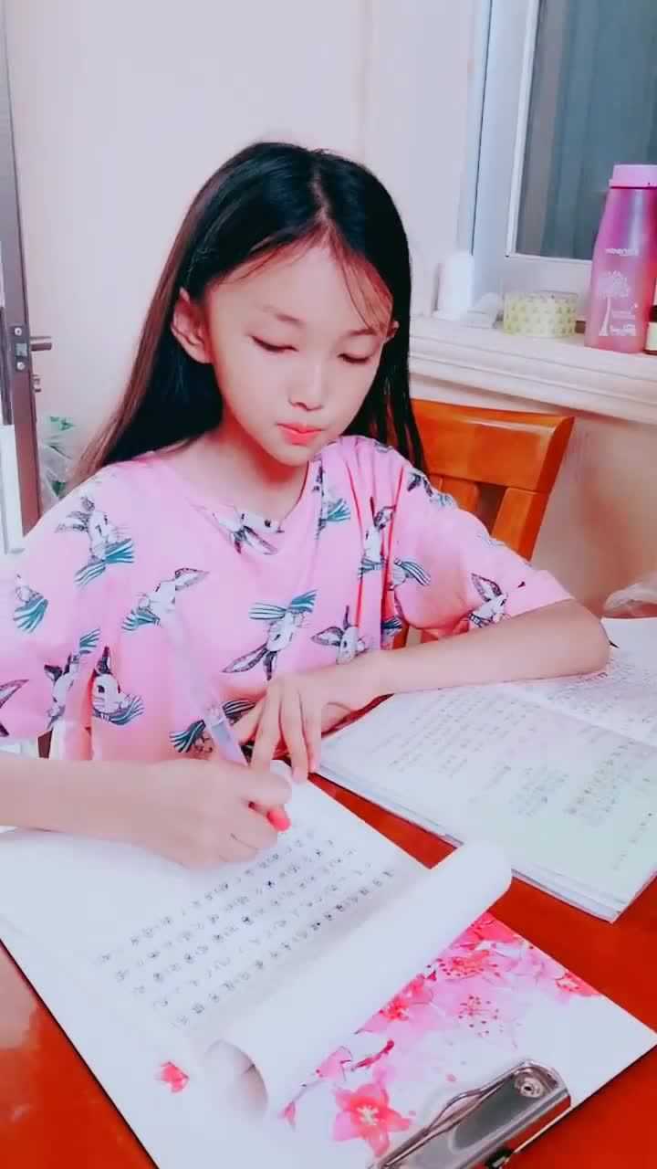 童模宋小睿写作业,果然字如其人很美,在学校一定也是好学生吧!