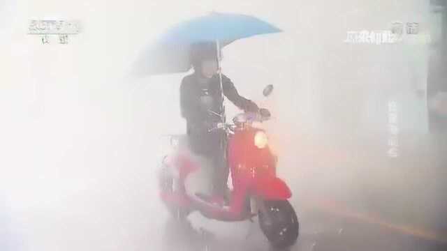 电动车上的雨棚真的挡雨吗,来看看这个实验吧